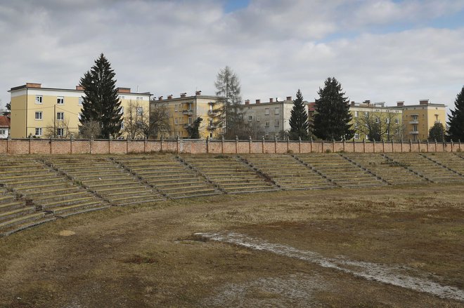 Plečnikov štadion za Bežigradom je danes zapuščen, v preteklosti pa so bile tu številne velike tekme. FOTO: Leon Vidic/Delo