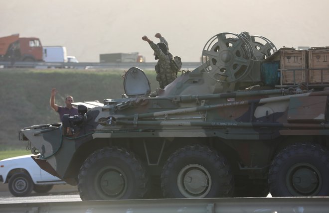 Katera stran je izzvala nedeljske spopade med armenskimi in azerbajdžanskimi vojaki, še ni znano. Na fotografiji azerbajdžanski vojak v Bakuju. FOTO:&nbsp;Aziz Karimov/Reuters