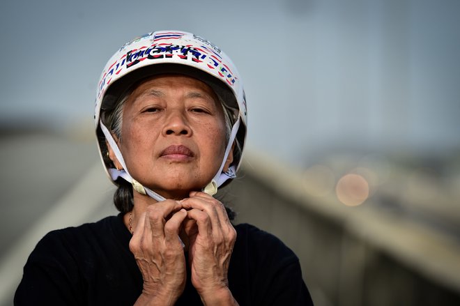 Rolkarji na longboardu so v mrgolečem Bangkoku našli dober kraj za trening, del avtoceste, zaprt za promet. FOTO: Lillian Suvanrumpa/AFP