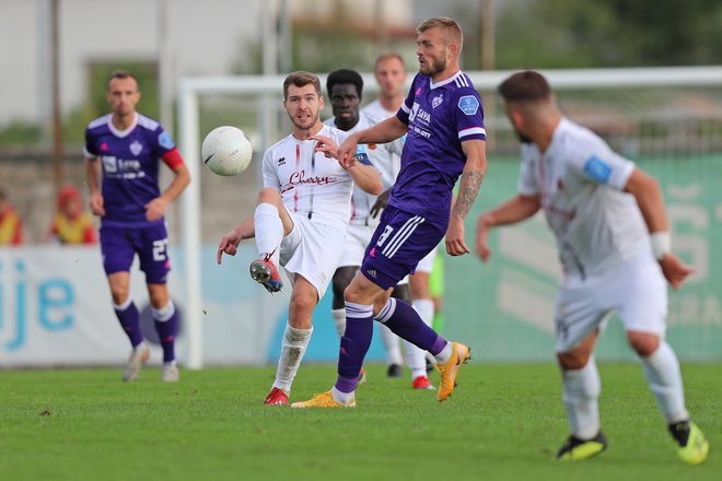 Marko Krivičić je na sredini igrišča zasenčil vijoličnega Romuna Alexandruja Cretuja in si zaslužil tudi naziv igralca 5. kola 1. SNL. FOTO: Matej Glavina