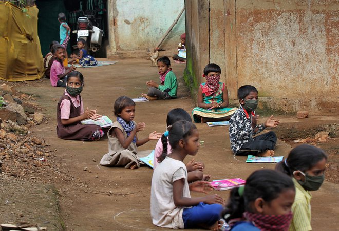 Indija se je že pred pandemijo borila s posredniki, ki jim je uspelo prepričati revne družine, da so svoje otroke raje poslale na delo kot v šolo. FOTO:&nbsp; Prashant Waydande/Reuters