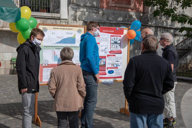 Mladi jedrski strokovnjaki so mimoidočim približali jedrsko energijo in tehnologijo. FOTO: Jan Malec