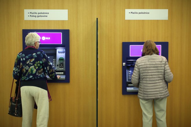 Če želijo upokojenci delati, hkrati pa ne izgubiti statusa upokojenca, lahko delo zdaj opravljajo največ 60 ur na mesec, s tremi izjemami na leto, skupni dohodek v letošnjem koledarskem letu pa ne sme preseči 7652,47 evra. Predlagane spremembe bi jim omogočile prejemanje celotne pokojnine in celotne plače. FOTO: Jure Eržen/Delo