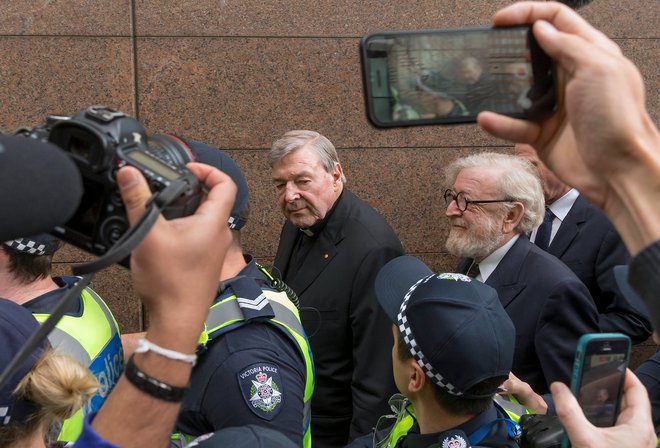 George Pell leta 2017 odhaja s sodišča. FOTO: Mark Dadswell/Reuters
