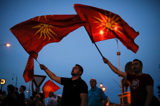 Šele ko je bil razrešen dolgoletni spor z Grčijo o imenu države, so se Severni Makedoniji odprla vrata za evropsko pot. FOTO: Marko Djurica/Reuters