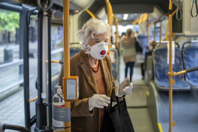 Na ministrstvu so po sklepu vlade začeli pripravljati uredbo, ki bi ranljivi starejši generaciji omogočila, da najnujnejše poti z javnim prevozom opravi z manj stiki z drugimi. FOTO: Voranc Vogel/Delo