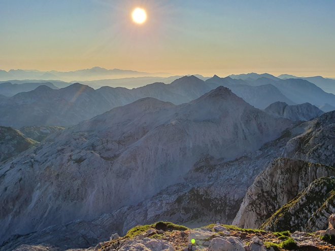 Z Batognice prek Bohinjsko-tolminskega grebena in še dlje FOTO: Jakob J. Kenda