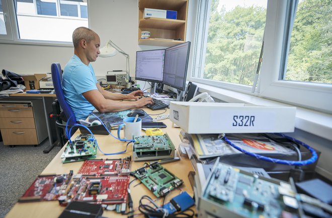 V podjetju izdelke tedensko dopolnjujejo in nadgrajujejo, del njihove storitve je tudi tehnična podpora strankam. FOTO: Jože Suhadolnik/Delo