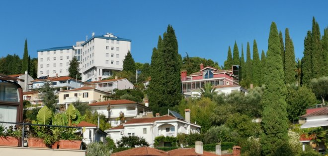 Piranski občinski svetniki so z legalizacijo portoroške gradnje drugače tolmačili zakon kot ministrstvo za okolje in prostor. FOTO: Boris Šuligoj/Delo