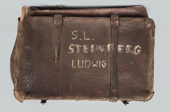 Eden od kovčkov v muzejski zbirki nosi ime&nbsp;&raquo;Ludwig Steinberg&laquo;. FOTO: Auschwitz-Birkenau State Museum