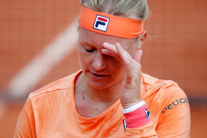 Kiki Bertens je v bolečinah zapuščala igrišče. FOTO: Charles Platiau/Reuters