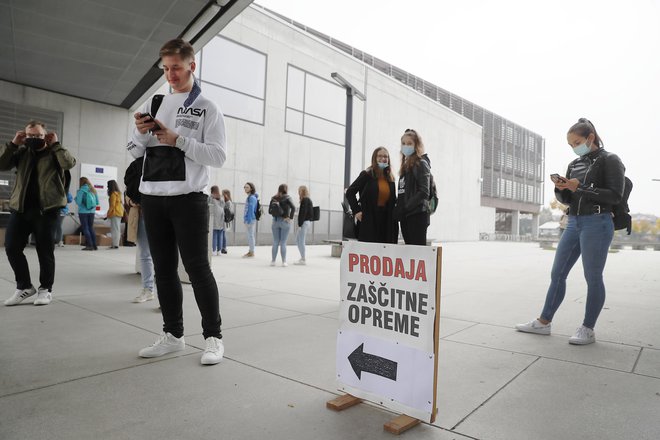 Študentje se ob prihodu tudi prijavijo s posebno kodo, tako profesorji vedo, kateri študentje so v predavalnicah. FOTO: Leon Vidic/Delo