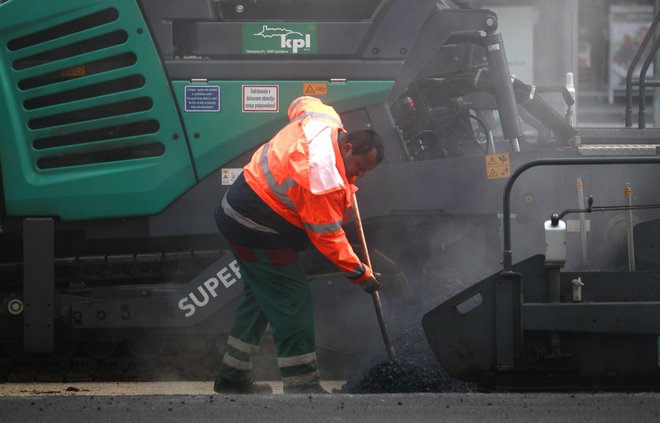 Rebalans za investicijsko vzdrževanje in gradnjo državnih cest namenja 183,7 milijona evrov, kar je 75 milijonov evrov več kot sprejeti proračun in 40 milijonov evrov več od predvidene letošnje realizacije. FOTO: Roman Šipić/Delo