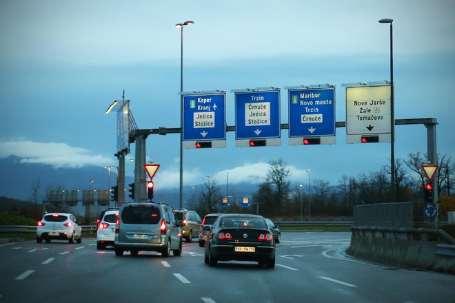 Največ težav imajo vozniki pri razvrščanju oziroma vključevanju in zapuščanju rondoja. Foto Jure Eržen