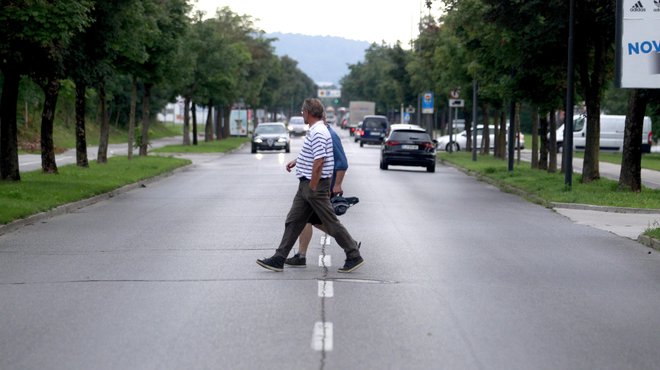 Nepravilno prečkanje ceste je večkrat vzrok za nesrečo z udeležbo pešcev. FOTO: Roman Šipić/Delo