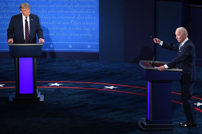V prvem televizijskem soočenju je bil po mnenju večine gledalcev presenetljivo boljši Joe Biden (na fotografiji desno). FOTO: Saul Loeb/AFP