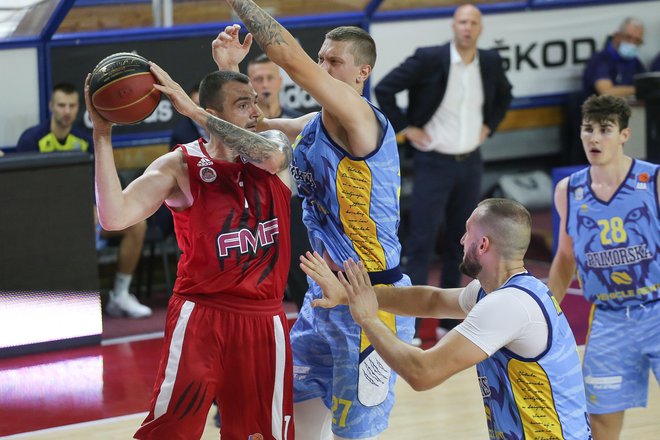 Nekdanji Olimpijin adut Sava Lešić (z žogo) je bil prvo ime uvodne tekme nove regionalne sezone. FOTO: ABA