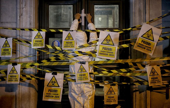 Protest je potekal tudi pred ministrtvom za zdravstvo. FOTO: Blaž Samec/Delo