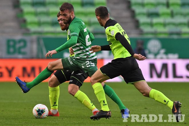 Miha Blažič (v sredini) je eden od staroselcev v moštvu Ferencvarosa in eden njegovih najboljših igralcev. FOTO: Adam Molnar/Ferencvaros