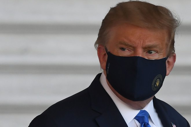 Donald Trump si je na poti v bolnišnico s helikopterjem Marine One nadel zaščitno masko.&nbsp;FOTO: Saul Loeb/AFP