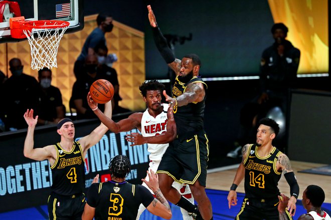 Moštvo Los Angeles Lakers zanesljivo maršira proti končni zmagi in 17. naslovu prvaka NBA. Najboljši košarkar LeBron James je bil v drugi zmagi kalifornijskega moštva tudi najboljši strelec. FOTO: Kim Klement/USA TODAY Sports