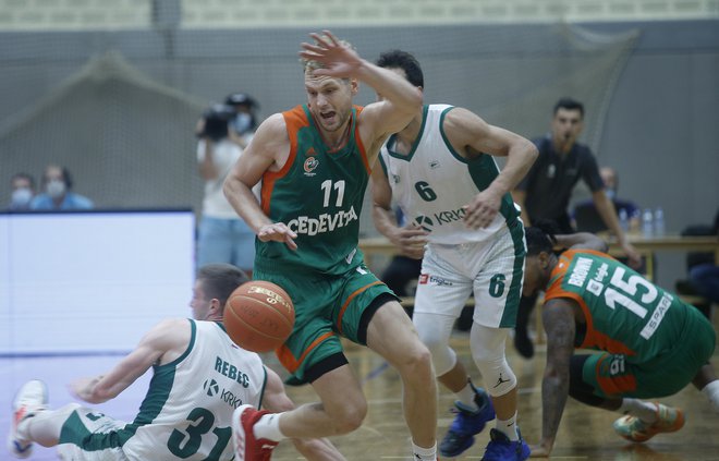 Na superpokalni tekmi v Kranju košarkarji Cedevite Olimpije in Krke niso varčevali z močmi. FOTO: Blaž Samec