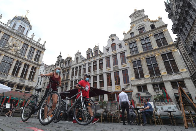 V Bruslju so v petek ukinili obvezno nošnjo mask na vseh javno dostopnih mestih. Pandemija je doslej v Belgiji po tukajšnjih statistikah zahtevale že več kot 10.000 življenj. FOTO: Yves Herman/Reuters
