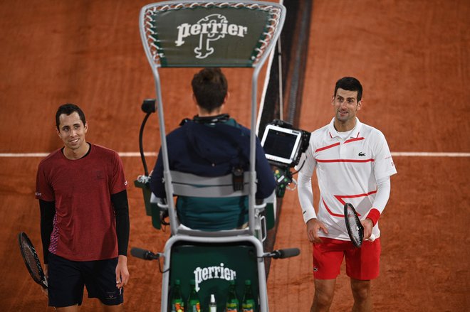 Novak Đoković (desno) se ni prav utrudil proti Kolumbijcu&nbsp;Danielu Galani in se v slabih dveh urah uvrstil v osmino finala teniškega turnirja za veliki slam v Parizu. FOTO: Anne-christine Poujoulat/AFP