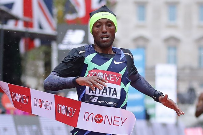Shura Kitata je zmagovalec maratona v Londonu. FOTO: Richard Heathcote/AFP