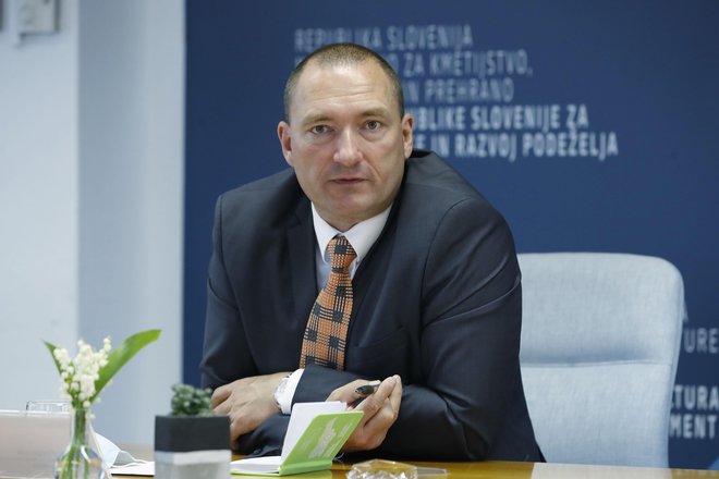 Medtem ko se je Aleksandra Pivec ukvarjala s političnim preživetjem, je bil motor aktivnosti na ministrstvu državni sekretar Jože Podgoršek, najverjetnejši kandidat za novega ministra. FOTO: Leon Vidic