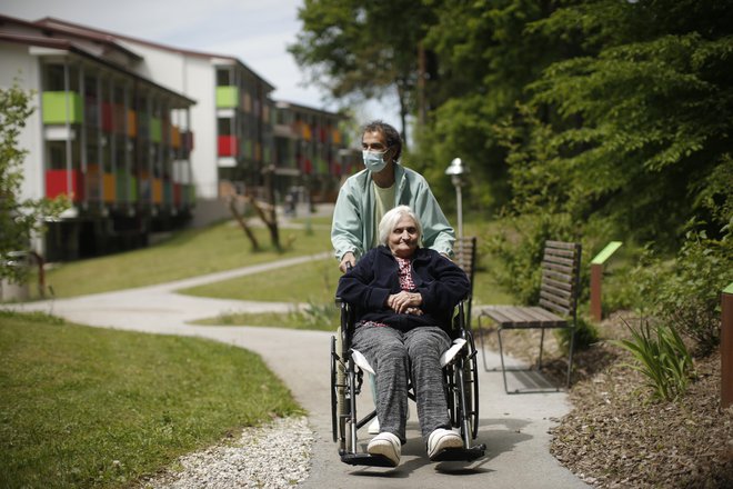 Zakon o dolgotrajni oskrbi se pripravlja že več kot 15 let, a doslej še nobeni vladi ni uspelo sistemsko urediti tega področja. Foto: Jure Eržen/delo