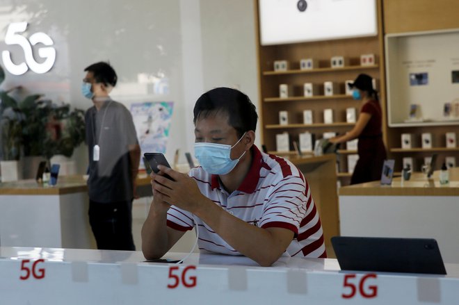 Tehnologija 5G je najpomebnejši trend, ki ga lovijo telekomunikacijski operateriji. FOTO: Tingshu Wang/Reuters