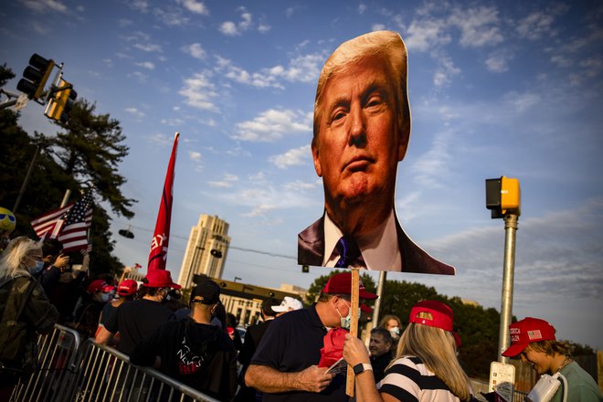 Demonstracije Trumpovih provržencev pred vojaško bolnišnico Walterja Reeda. FOTO: Samuel Corum/AFP