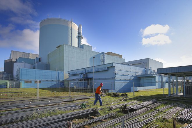 Jedrska elektrarna Krško bo lahko obratovala po 2023 le z novim okoljevarstvenim soglasjem. FOTO: Jože Suhadolnik/Delo