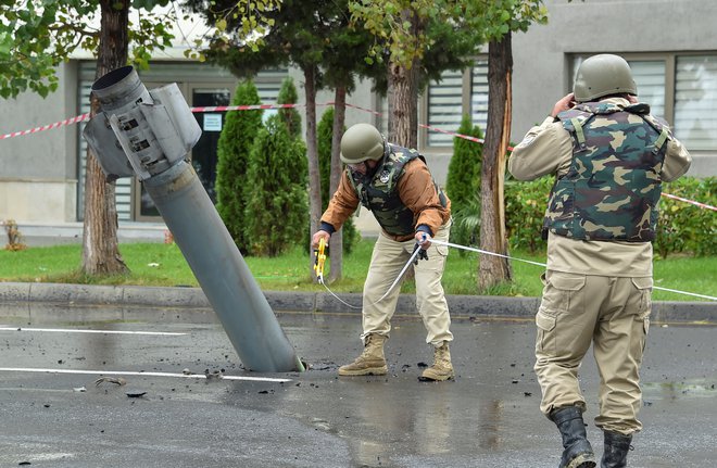 Strokovnjaki odstranjujejo neeksplodirano armensko raketo ruske proizvodnje BM-30 &raquo;Smrt&laquo;, ki je priletela v azerbajdžansko mesto Mingachevir. FOTO: Reuters