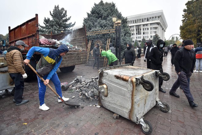 Protivladni protestniki nasprotujejo izidu nedeljskih parlamentarnih volitev. FOTO: Vjačeslav Oseledko/AFP