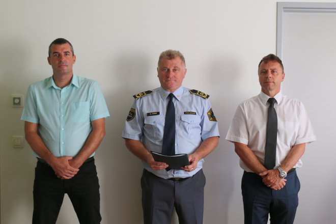 Uroš Lepoša (levo), v. d. generalnega direktorja policije Andrej Jurič (na sredini) in Igor Lamberger, ki je bil nekaj časa v. d. direktorja NPU, a se vodstvo zanj ni odločilo. FOTO: Policija