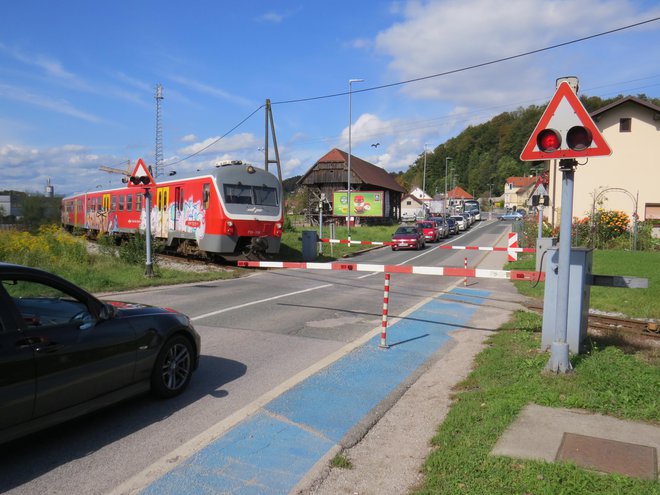 Na Škofljici več kot 17.000 motornih vozil na dan prečka železniški prehod, ki je tudi razlog za prometne zastoje. FOTO: Bojan Rajšek/Delo