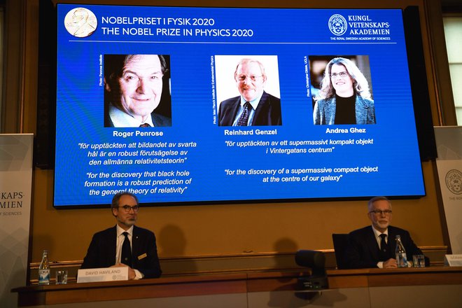 Na projekciji (od leve proti desni) Britanec Roger Penrose, Nemec Reinhard Genzel in Američanka Andrea Ghez. FOTO: Fredrik Sandberg/AFP