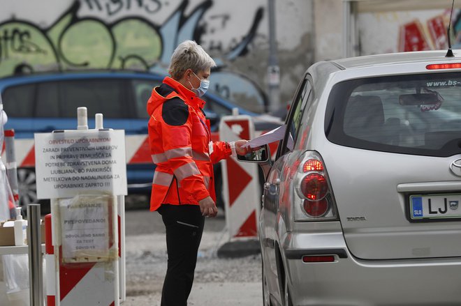 Vrste za čakanje na test koronavirus na Metelkovi. FOTO: Leon Vidic/Delo