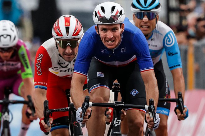 Arnaud Demare je bil najhitrejši v zanimivi etapi dirke po Italiji. FOTO: Luca Bettini/AFP