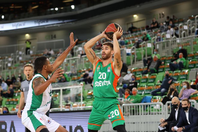 Cedevita Olimpija ni objavila, kdo je njen pozitivni košarkar, toda Alen Hodžić (z žogo) je po razkritju med nedeljsko tekmo s Krko ostal v slačilnici. FOTO: ABA