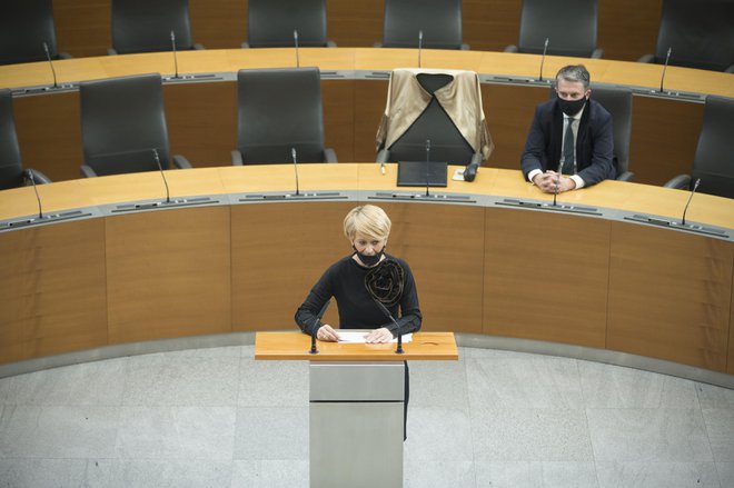 Aleksandra Pivec je na včerajšnji seji DZ odstopila s funkcije ministrice za kmetijstvo. FOTO: Jure Eržen/Delo