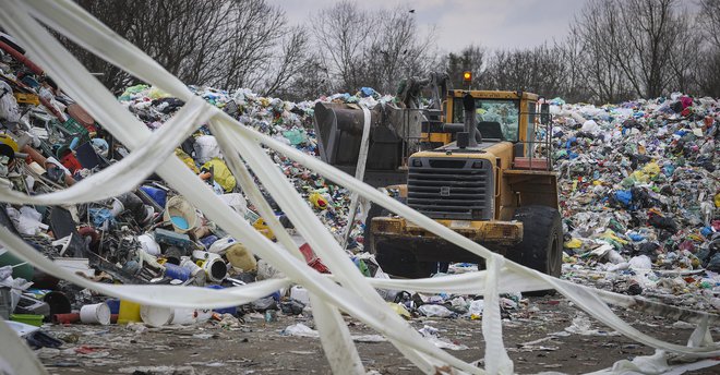 &raquo;Da bi EU dosegla cilje v zvezi z recikliranjem plastične embalaže, mora spremeniti sedanje razmere, ko sežgemo več, kot recikliramo. To je velikanski izziv,&laquo; je povedal član evropskega računskega sodišča Samo Jereb. FOTO: Jože Suhadolnik/Delo