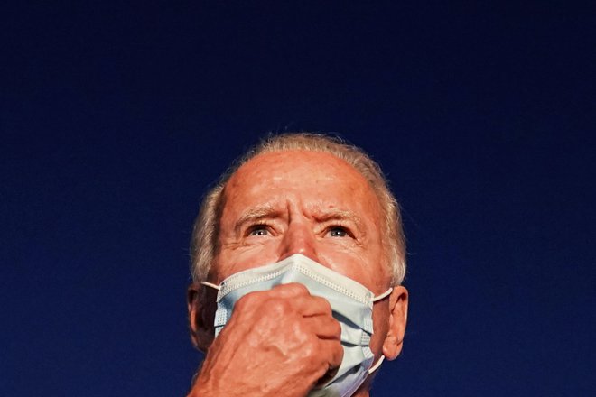 Demokratski predsedniški kandidat Joe Biden stavi na maske. <br />
FOTO: Kevin Lamarque/Reuters