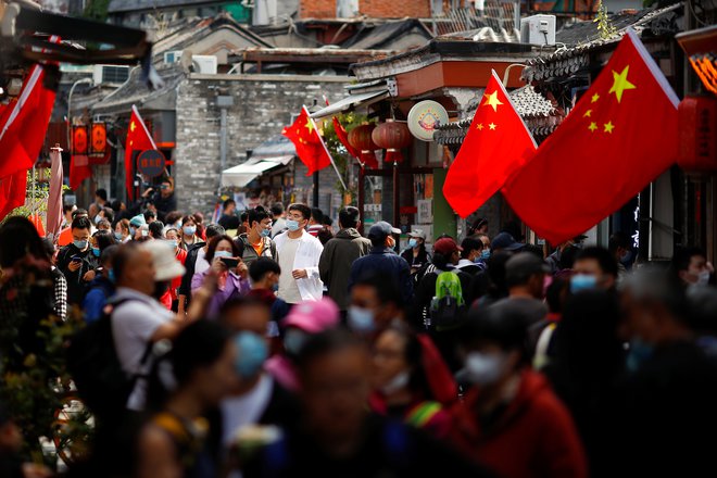 Težko si je predstavljati, da bodo države, katerih prebivalci nimajo dobrega mnenja o Kitajski, zlahka umaknile svoje družbe z največjega svetovnega trga. FOTO: Thomas Peter/Reuters