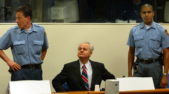 Slobodan Miloševič med sojenjem za vojne zločine na haaškem sodišču. FOTO: Paul Vreeker/Reuters