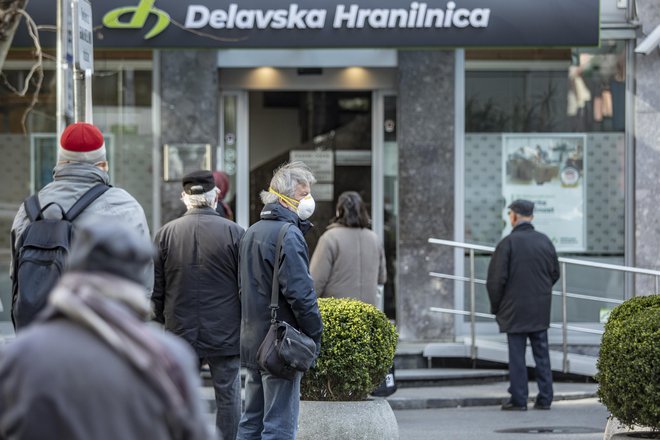 Ideja o obdavčitvi vseh prihodkov od obresti, ki jih dobijo za svoje &shy;prihranke državljani v bankah, v SMC in NSi nima podpore.<br />
FOTO: Voranc Vogel/Delo