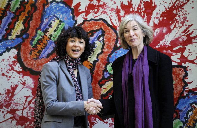 Francoska mikrobiologinja Emmanuelle Charpentier in ameriška biokemičarka Jennifer Doudna FOTO: Eloy Alonso Reuters