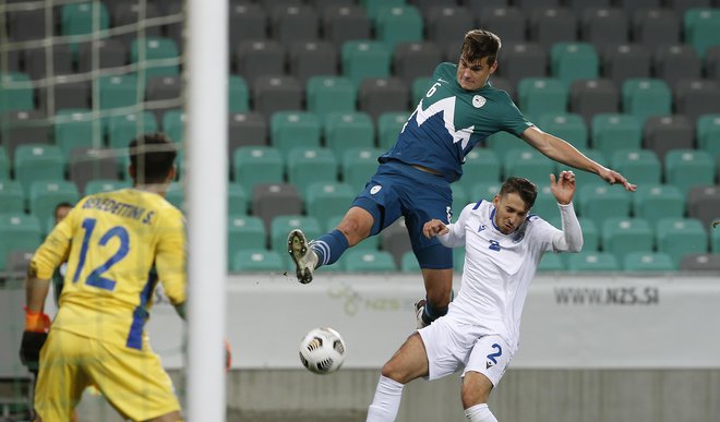 Jaka Bijol je igral 45 minut in bil med vidnejšimi igralci pri Sloveniji. FOTO: Blaž Samec/Delo